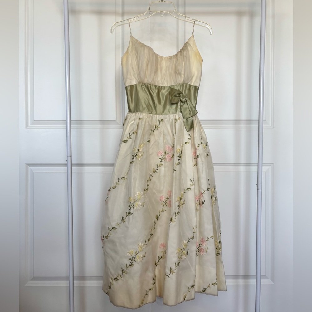 *SOLD* Vintage Floral Embroidered Swing Dress